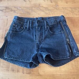 Levi’s jean short with a zipper detail